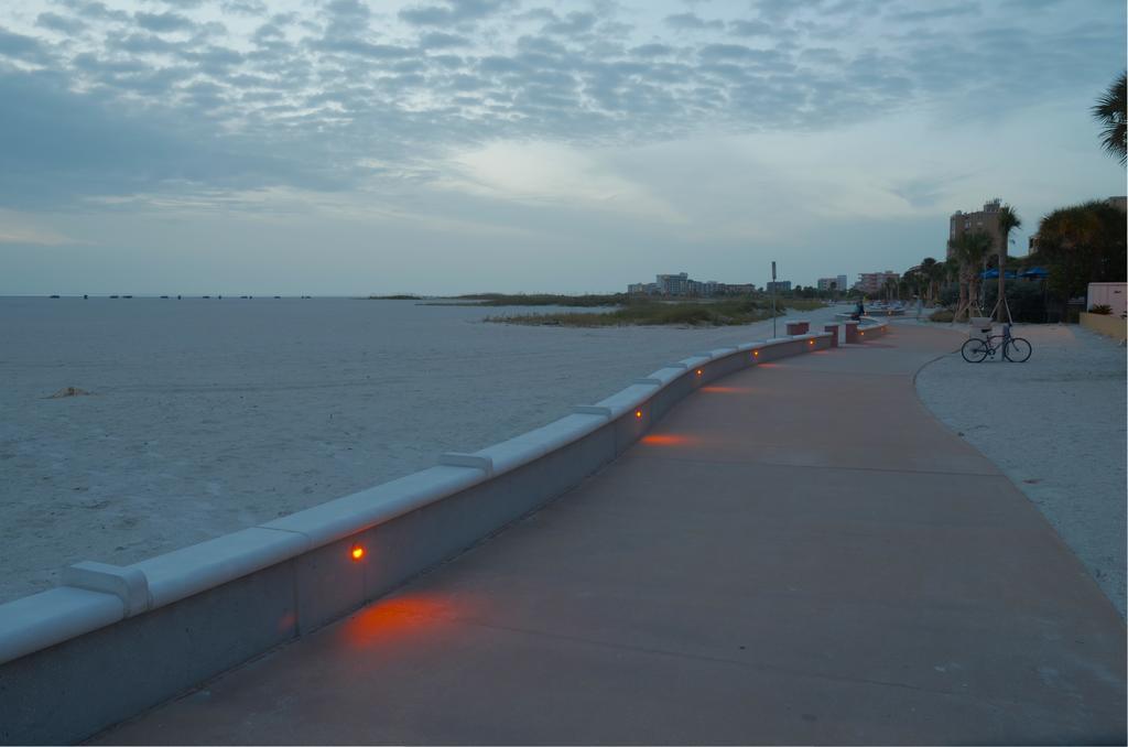 Page Terrace Beachfront Hotel St. Pete Beach Zewnętrze zdjęcie